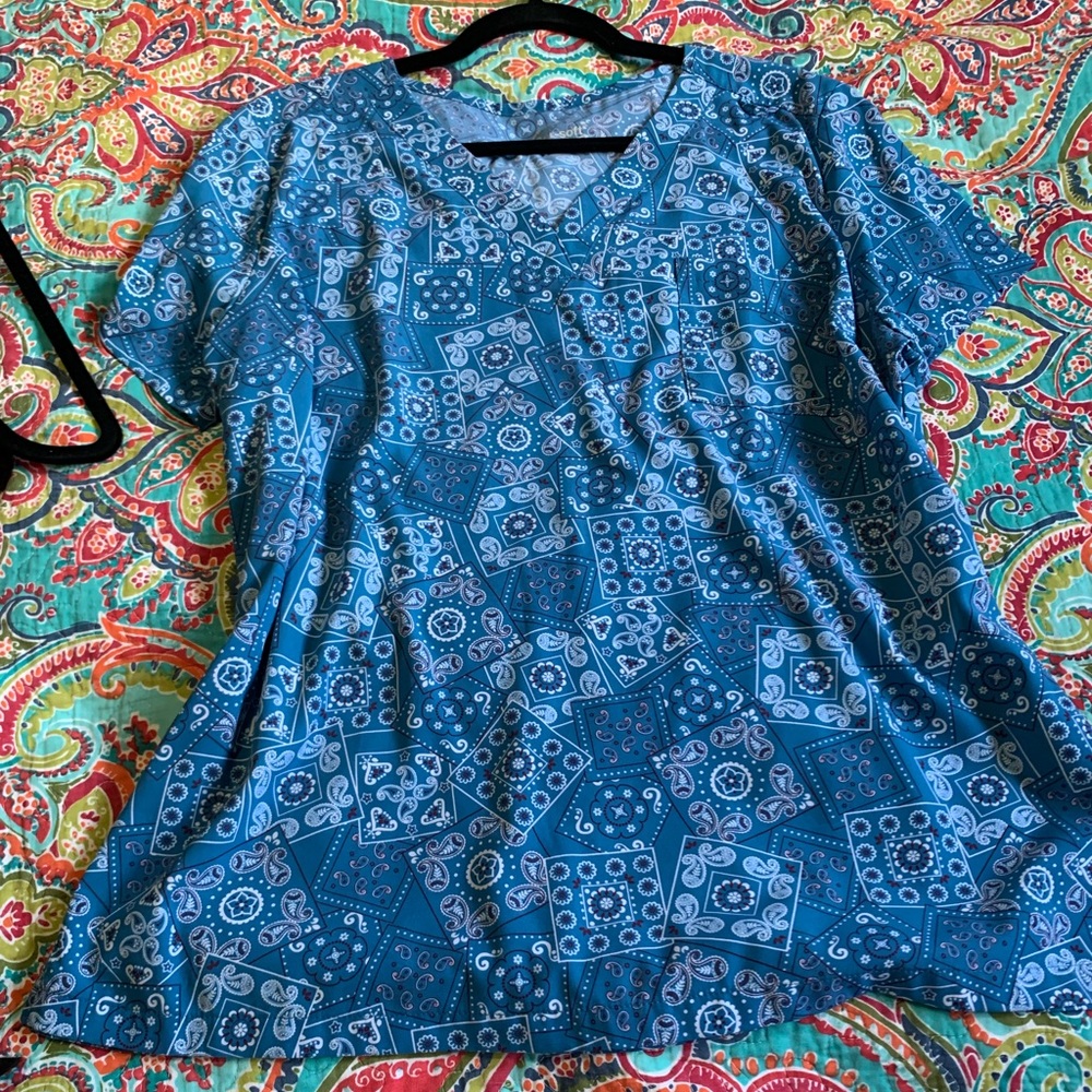 NWOT Butter-Soft Stretch Large Bandana Scrub Top
